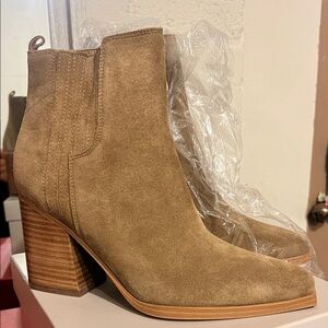 NIB Marc Fisher OSHAY Tan Suede Ankle Boots